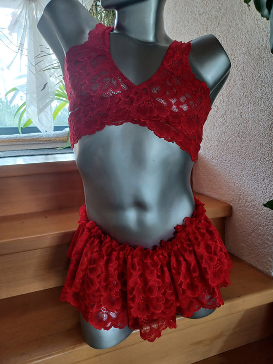 Sissy Unterwäsche 3 teiliges Set aus roter elastische Spitze wahlweise mit String oder Thong unter dem Rock + 2-tlg Bustier