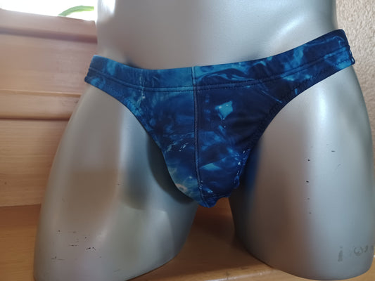 Badehose aus Scuba Jersey mit 3/4 Po. Schmal geschnitten in dunkelblauem Ozean Druck.