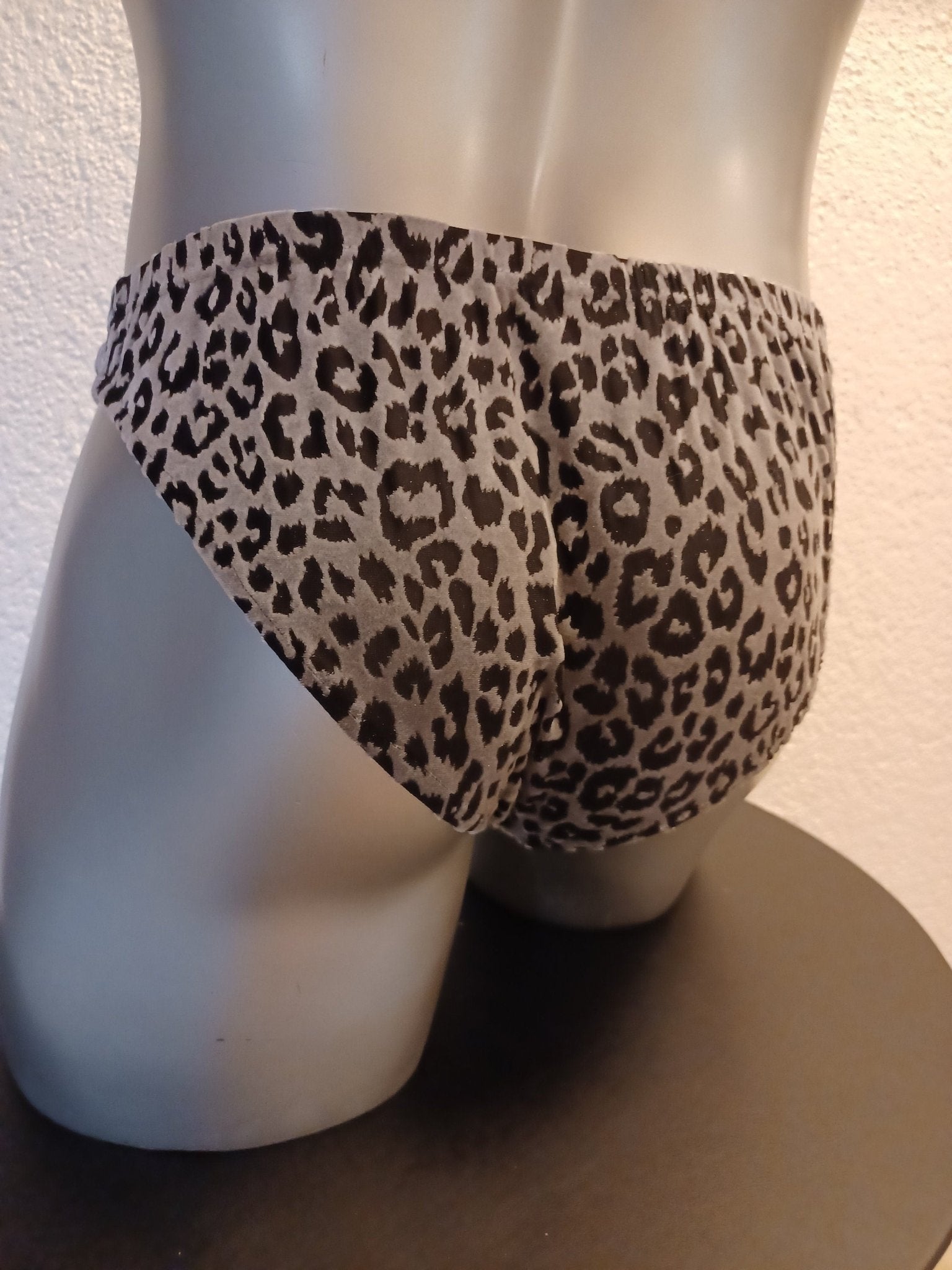 Slip Herren Low Waist Cut schwarz/Silber Dessous Leo - Samt Ausbrenner - SEXSENSE