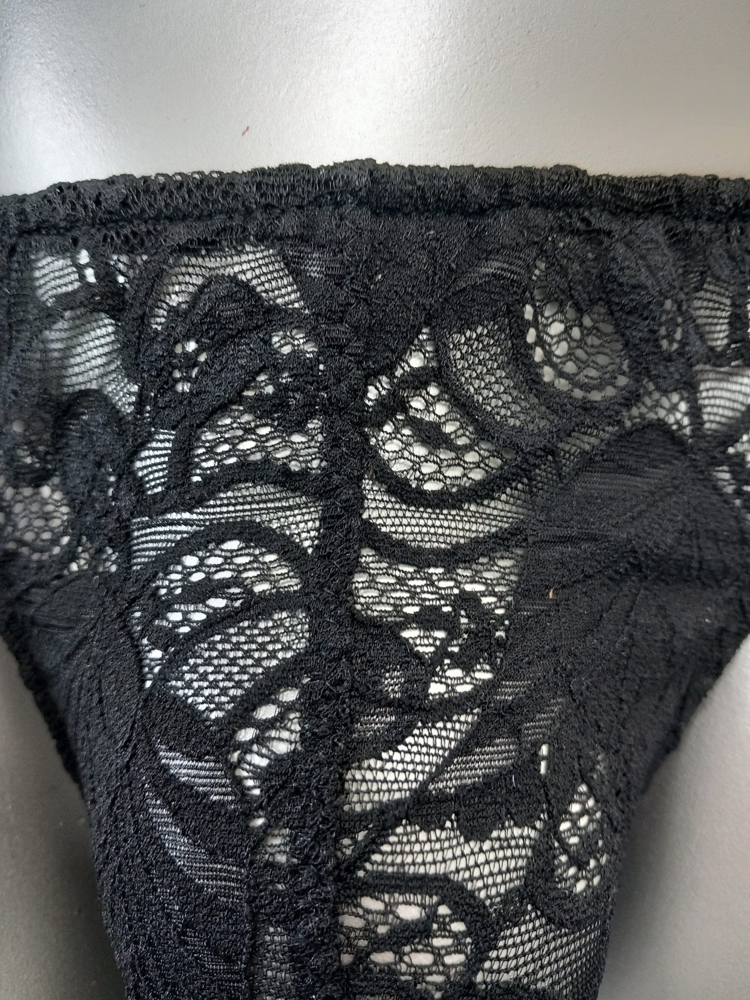 String Low Waist Spitze schwarz - SEXSENSE