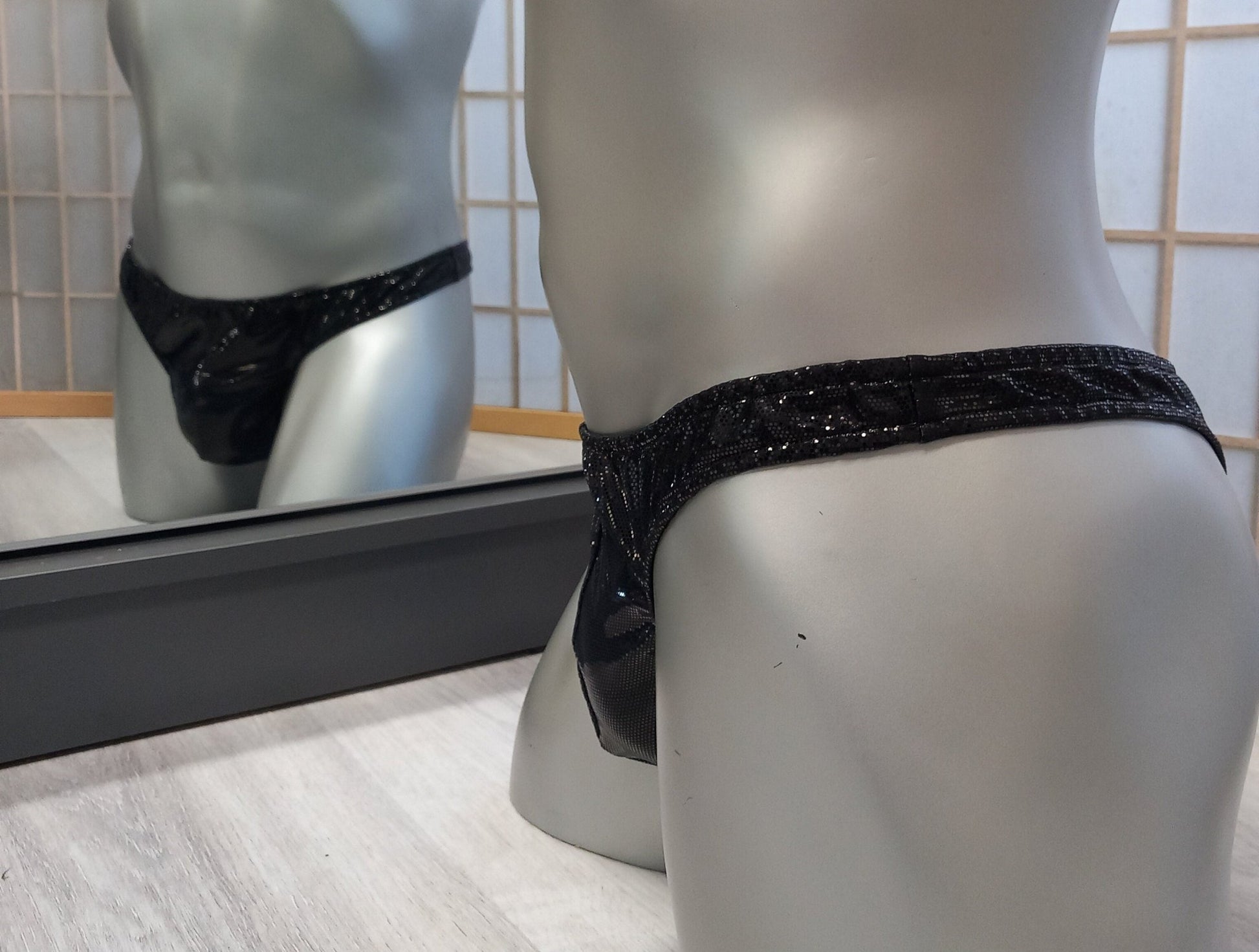 Badehose String Unikat Gr. M Lycra schwarz Lack hochglänzend mit schmalem Bund - SEXSENSE