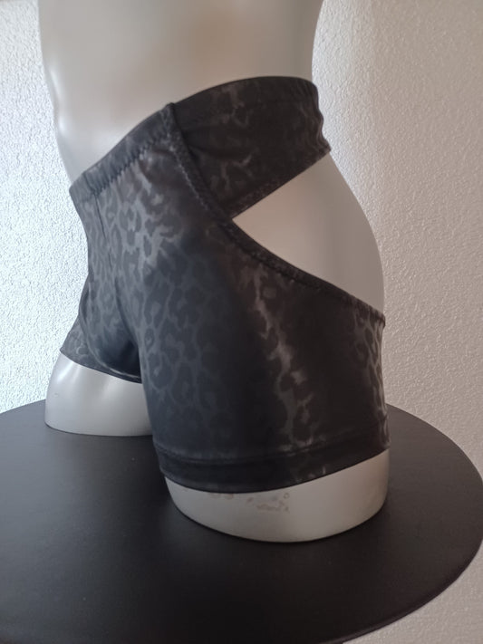 Open Butt Reizwäsche in ouvert schwarzes Glattleder-Imitat in Leo-Optik. Herren Dessous im Boxershorts Stil.