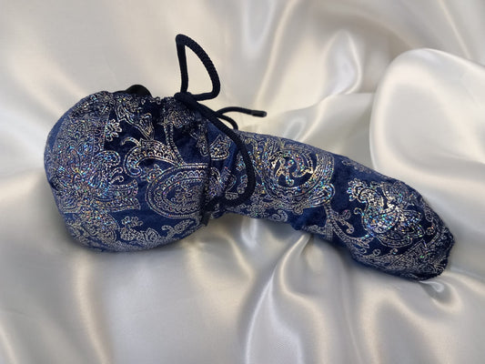 Dunkelblaue Penissocke aus elastischem Lycra Samt mit Hologramm Muster in Silber. Vorne geschlossen mit Gummibändel zum Schnüren