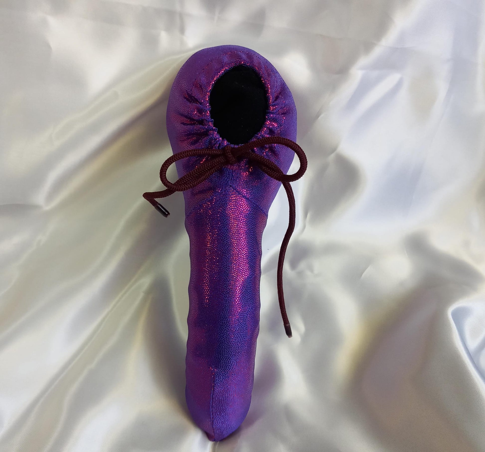 Penissocke aus elastischem Lycra im blau/rot = lila Chamäleon-Effekt. vorne geschlossen mit Gummibändel zum Schnüren