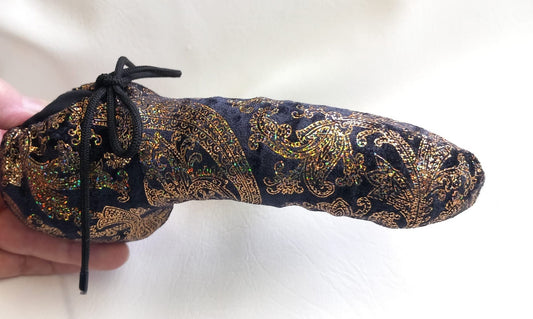 Penissocke aus elastischem Lycra Samt mit goldenem Hologramm Muster. Vorne geschlossen mit Gummibändel zum Schnüren