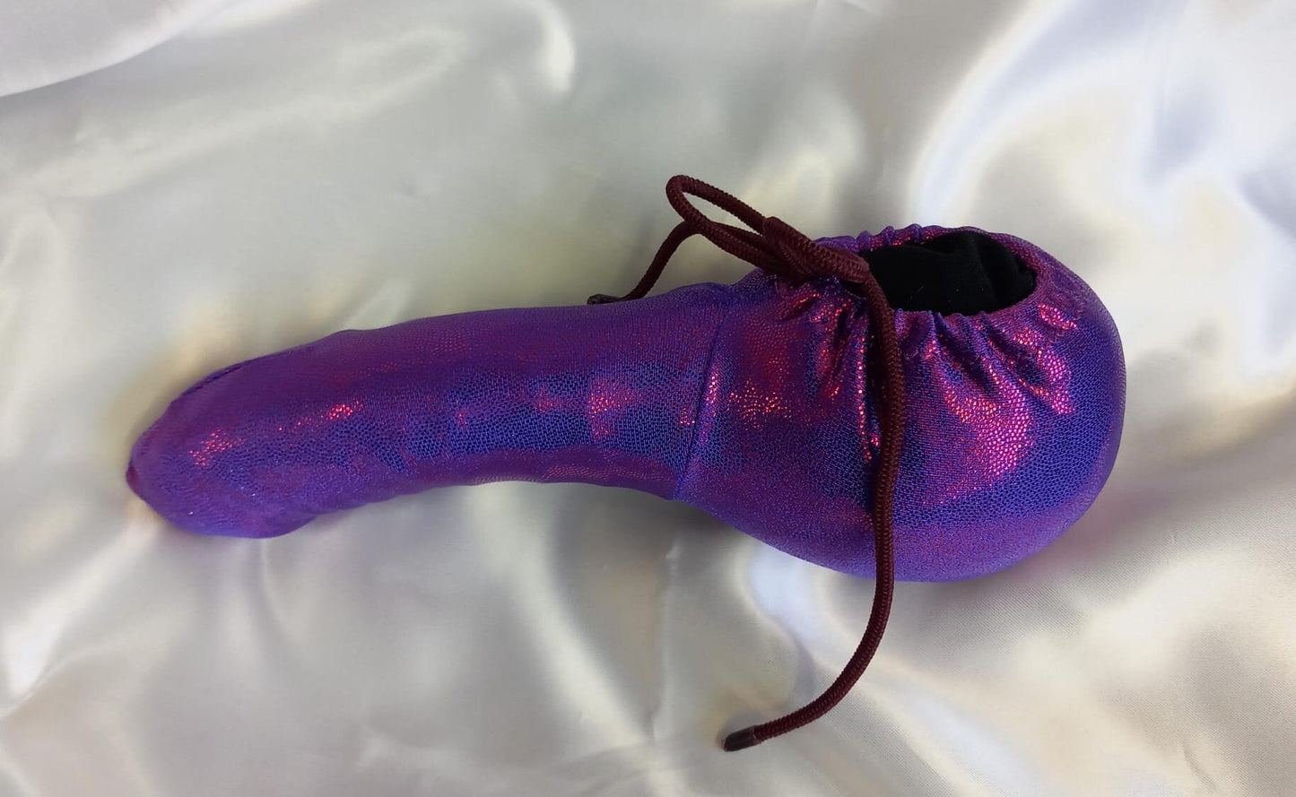Penissocke aus elastischem Lycra im blau/rot = lila Chamäleon-Effekt. vorne geschlossen mit Gummibändel zum Schnüren