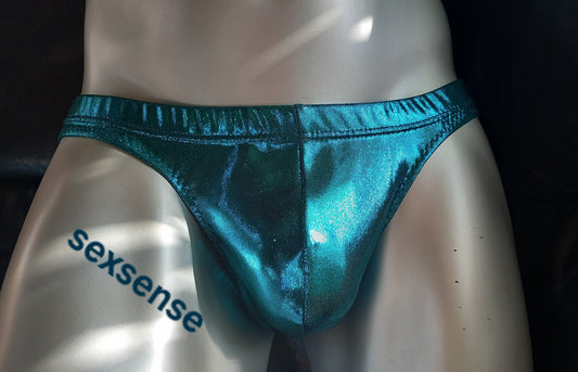 Knappe Herren Badehose in türkis farbenem Metallic Lycra. Der schmale Po ist fast wie ein String 