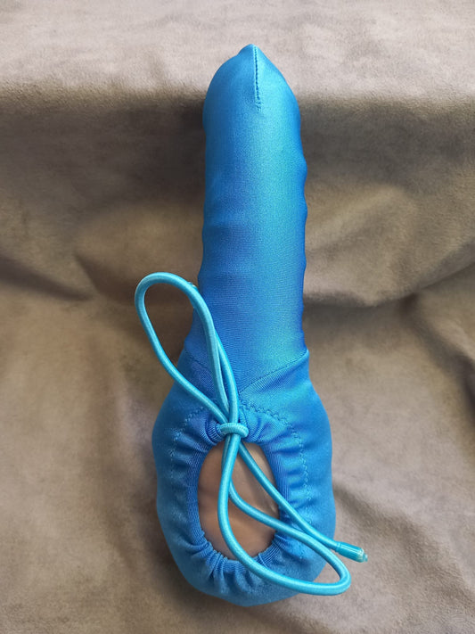 Himmelblaue Penissocke aus elastischem Lycra, vorne geschlossen mit Gummibändel zum Schnüren