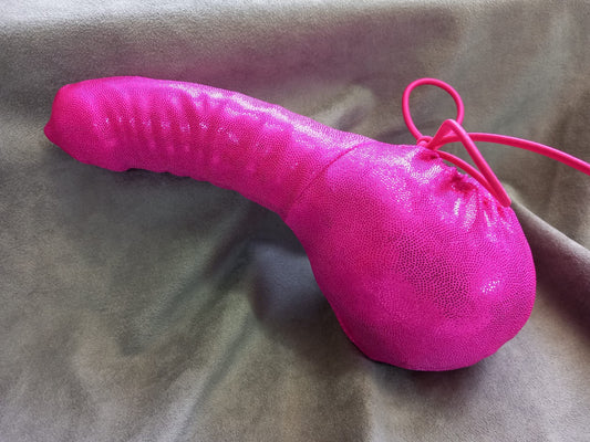 Pink farbene Penissocke mit Metallic Effekt aus elastischem Lycra vorne geschlossen mit Gummibändel zum Schnüren