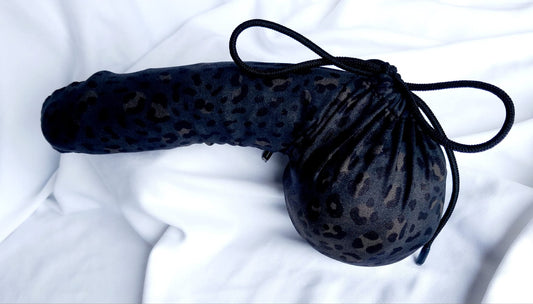 Grau/schwarze Penissocke aus elastischem Lycra im Leo-Look vorne geschlossen mit Gummibändel zum Schnüren