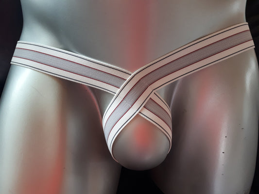 Thong mit Beinschlaufen. Ouvert vorne durch selbst regulierende Flechtkreuzung, hinten durch pushende Beinstraps