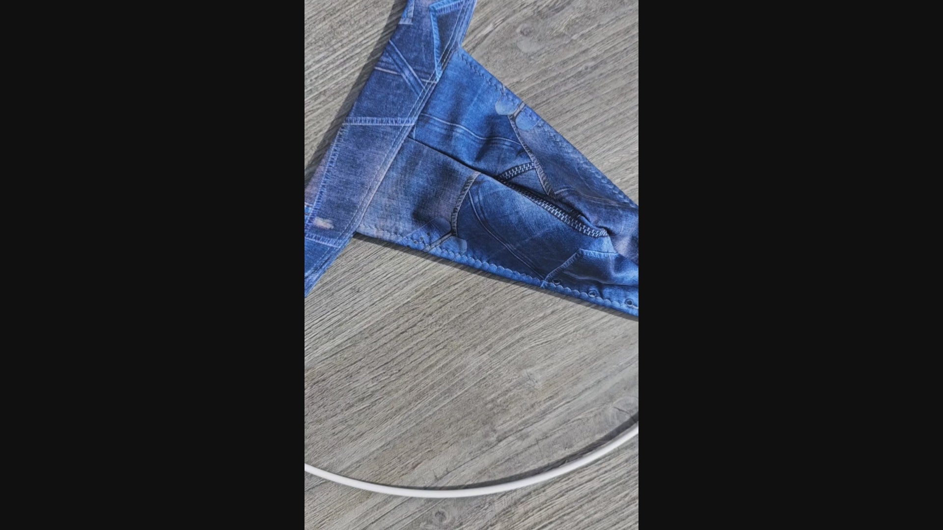 Badehose  String aus Scuba Jersey in Jeansoptik mit breitem Bund und hohem Beinausschnitt
