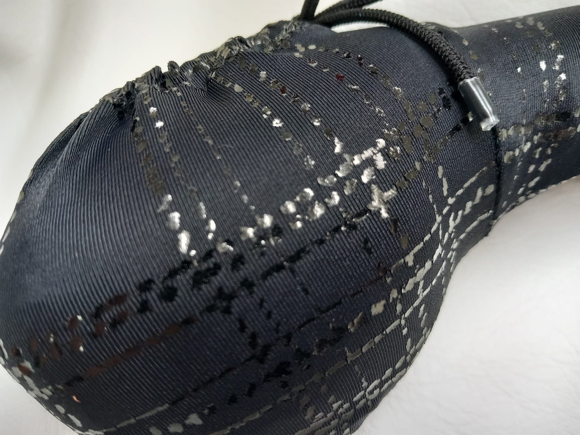 Penissocke, Lümmeltüte, Juwelensäckchen, schwarz mit Hochglanz Lackkaro Onsleeve Willypyjama - SEXSENSE