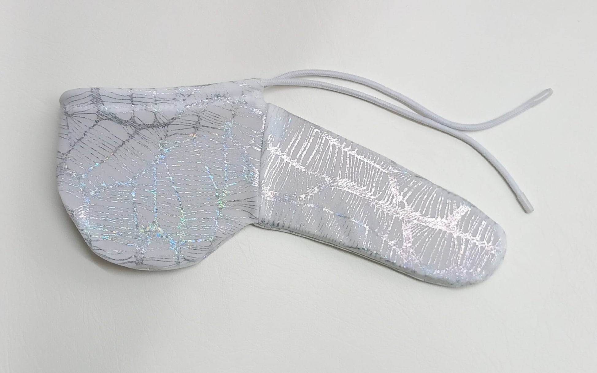 Penissocke Lümmeltüte Juwelensäckchen weiß mit Silber Hologramm Sackhalter Willy - Pyjama - SEXSENSE