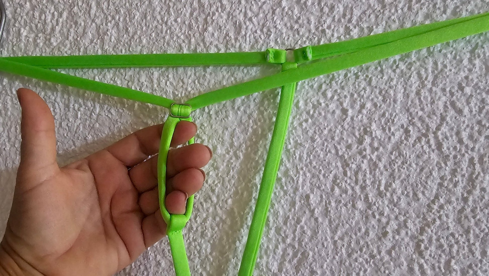 SWELL String mit Verstellschließe minimalistisch extrem elastisch push - up neongrün glänzender Lycra - SEXSENSE