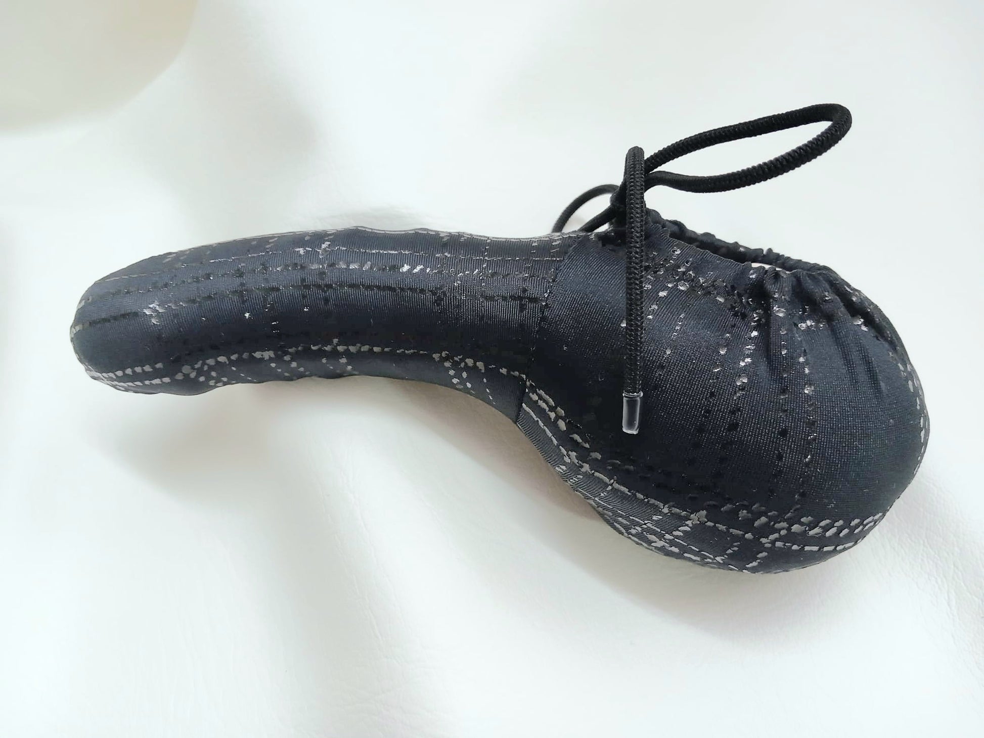 Penissocke, Lümmeltüte, Juwelensäckchen, schwarz mit Hochglanz Lackkaro Onsleeve Willypyjama - SEXSENSE