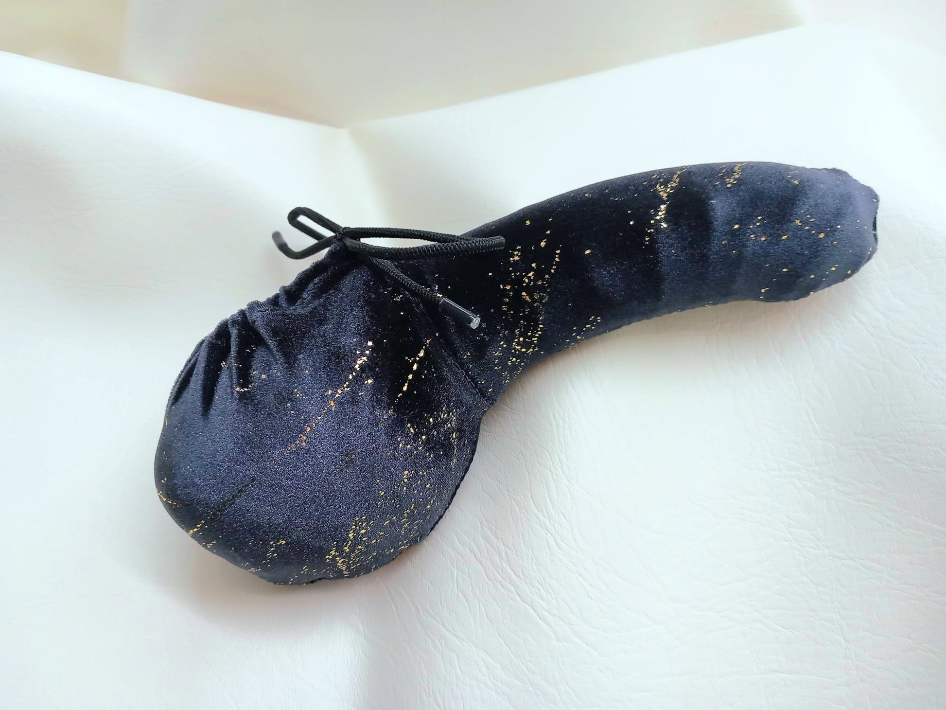 Penissocke Lümmeltüte Juwelensäckchen schwarzer Samt mit Gold - Ornamenten Eierwärmer Willypyjama - SEXSENSE